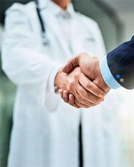 saludo de mano médicopaciente