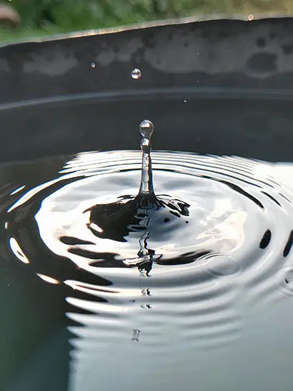 gota que cae sobre el agua