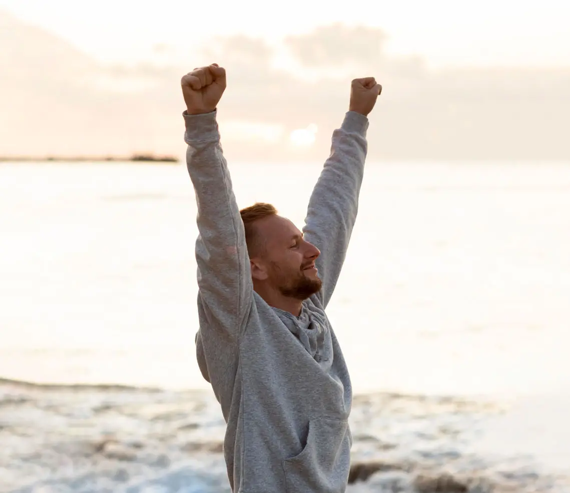 señor levantando los brazos como victoria de sus propósitos